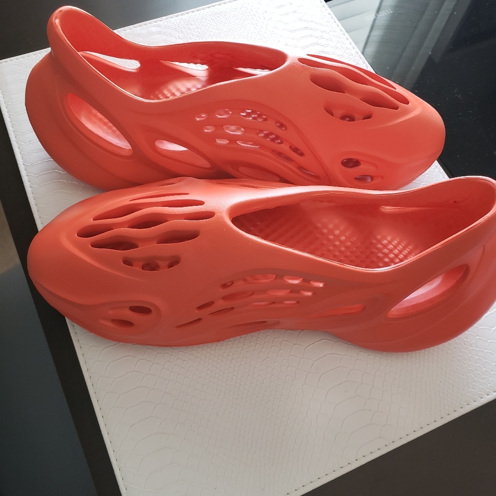 Yezzy form runners 42